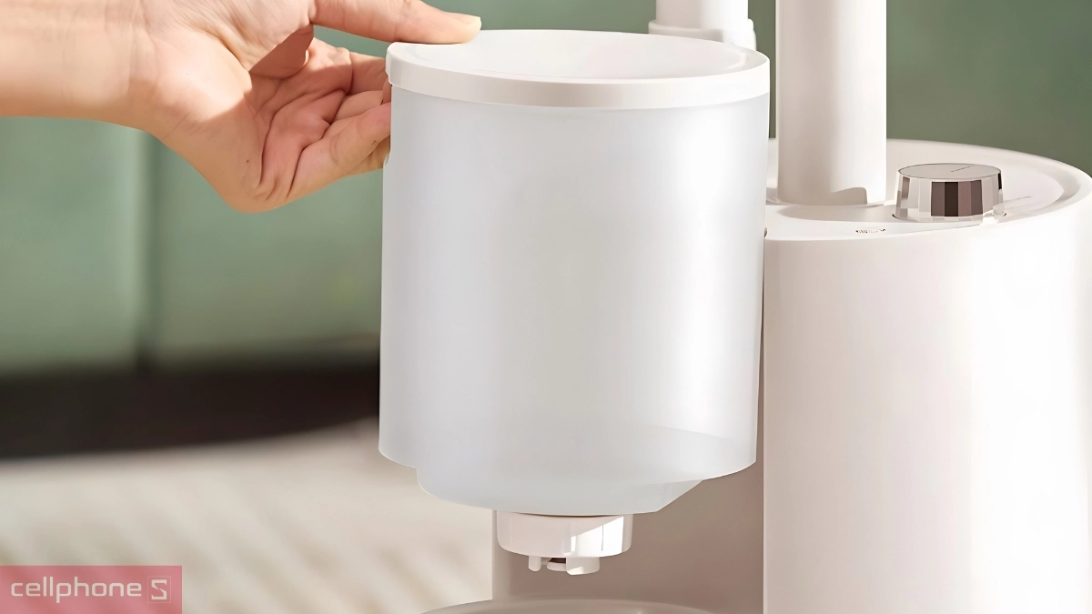 Bình nước dung tích lớn của Bàn ủi hơi nước đứng Fujihome SI18DBW