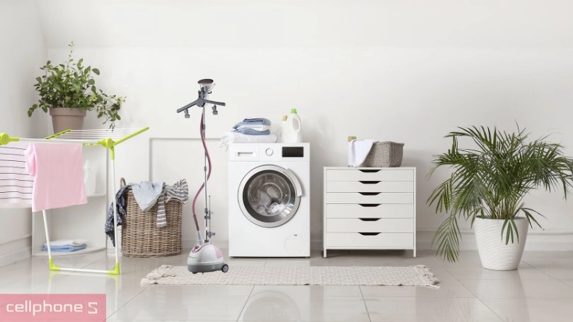 Bàn là hơi nước đứng Kangaroo KG755 hiệu quả hơn nhờ công suất, bình chứa và lực phun hơi lớn 