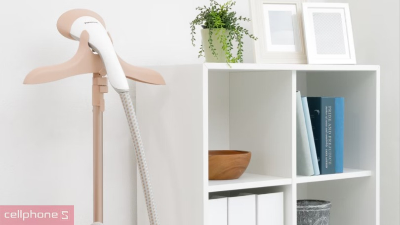 Bàn ủi hơi nước đứng Panasonic NI GSG060WRA 2000W đi kèm găng tay bảo vệ