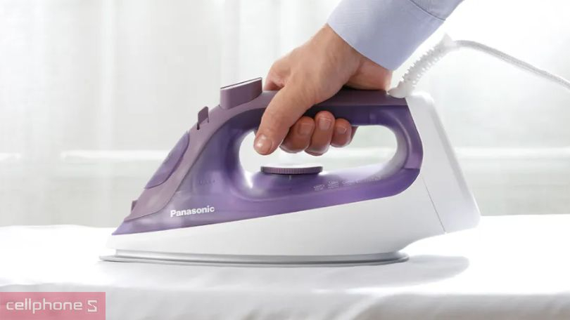 Bàn ủi hơi nước Panasonic NI-S630VRA 2400W - Tay cầm ergononic, thiết kế tiện dụng