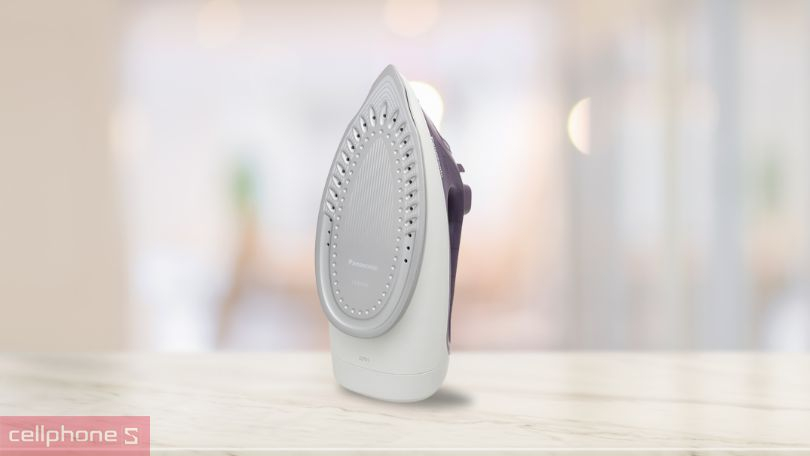 Bàn ủi hơi nước Panasonic NI-S630VRA 2400W - Tay cầm ergononic, thiết kế tiện dụng