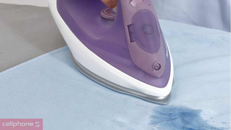 Bàn ủi hơi nước Panasonic NI-S630VRA 2400W - Tay cầm ergononic, thiết kế tiện dụng