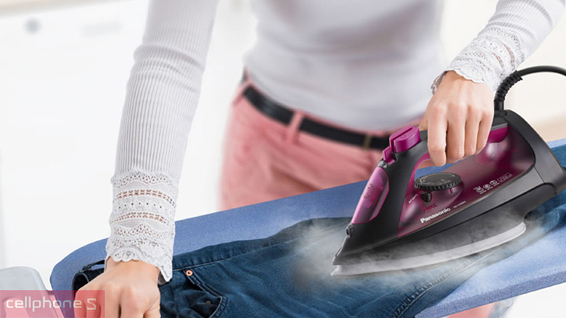 Hướng dẫn chi tiết cách dùng bàn ủi hơi nước Panasonic NI-U400CPRA 2300W