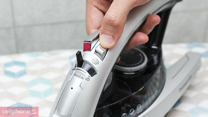 Bàn ủi hơi nước Panasonic NI-W650CSLRA 2200W - Ủi đa chiều, làm phẳng hoàn hảo