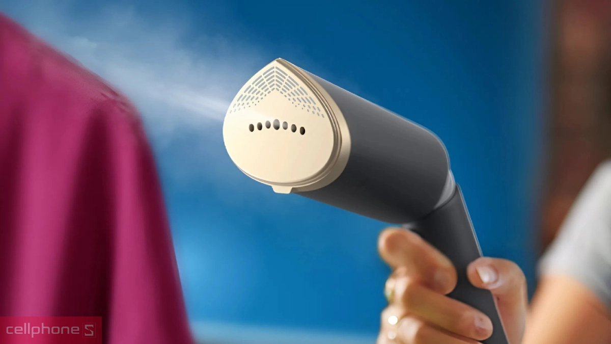 Công suất ủi, phun hơi mạnh mẽ của bàn ủi hơi nước cầm tay Philips STH5030/80