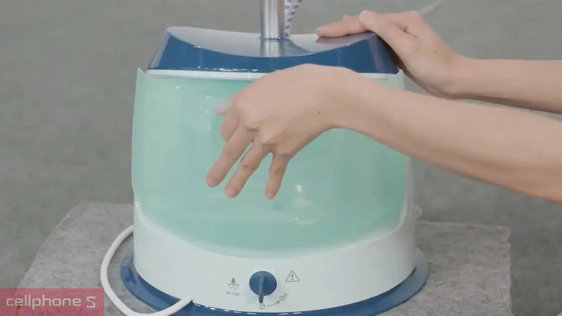 Dung tích bình chứa nước trên bàn ủi hơi nước đứng Philips GC518 1600W 