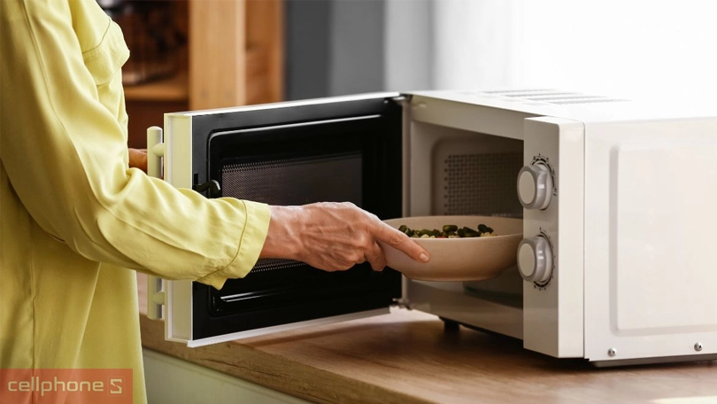 Lò vi sóng tạo nhiệt giúp rã đông nhanh chóng Lò viba có chức năng rã đông thức ăn nhanh