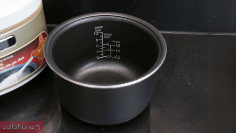 Thiết kế, chất liệu lòng nồi của nồi cơm điện tử Sharp 1.8 lít KS-TH18-GL