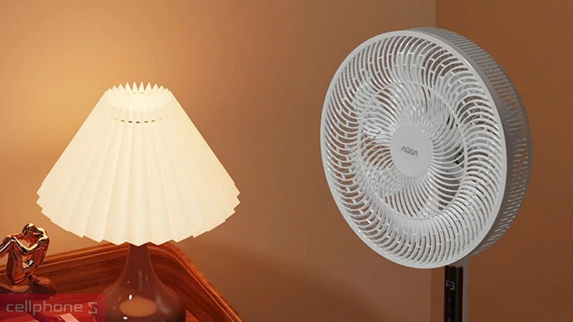 Hệ thống cánh quạt và khả năng điều khiển của quạt đứng Aqua AQS-FED3501R(W)-VN