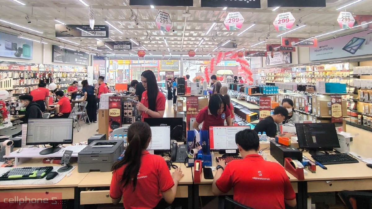 Không gian mua sắm đồng hồ thể thao Garmin chính hãng tại hệ thống CellphoneS
