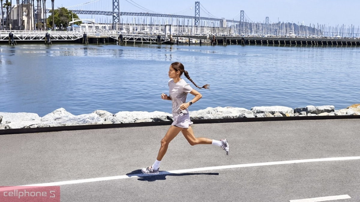 Trải nghiệm thời lượng pin 10 ngày bền bỉ trên Garmin Forerunner 170 Music khi chạy bộ đường dài