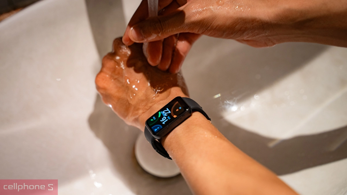 vòng tay Samsung Galaxy Fit3 được trang bị chuẩn kháng nước và bụi bẩn