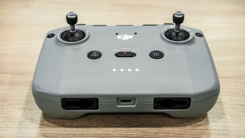 Hướng dẫn kết nối flycam DJI Mavic 4 với điều khiển không tích hợp màn hình