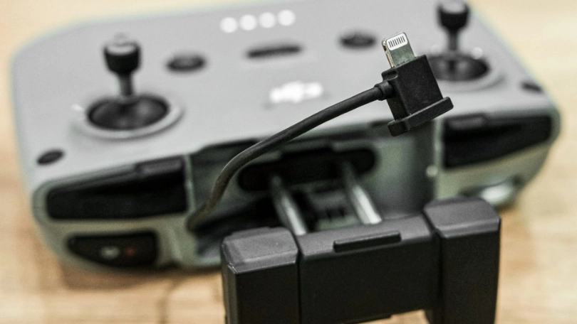 Hướng dẫn kết nối flycam DJI Mavic 4 với điều khiển không tích hợp màn hình