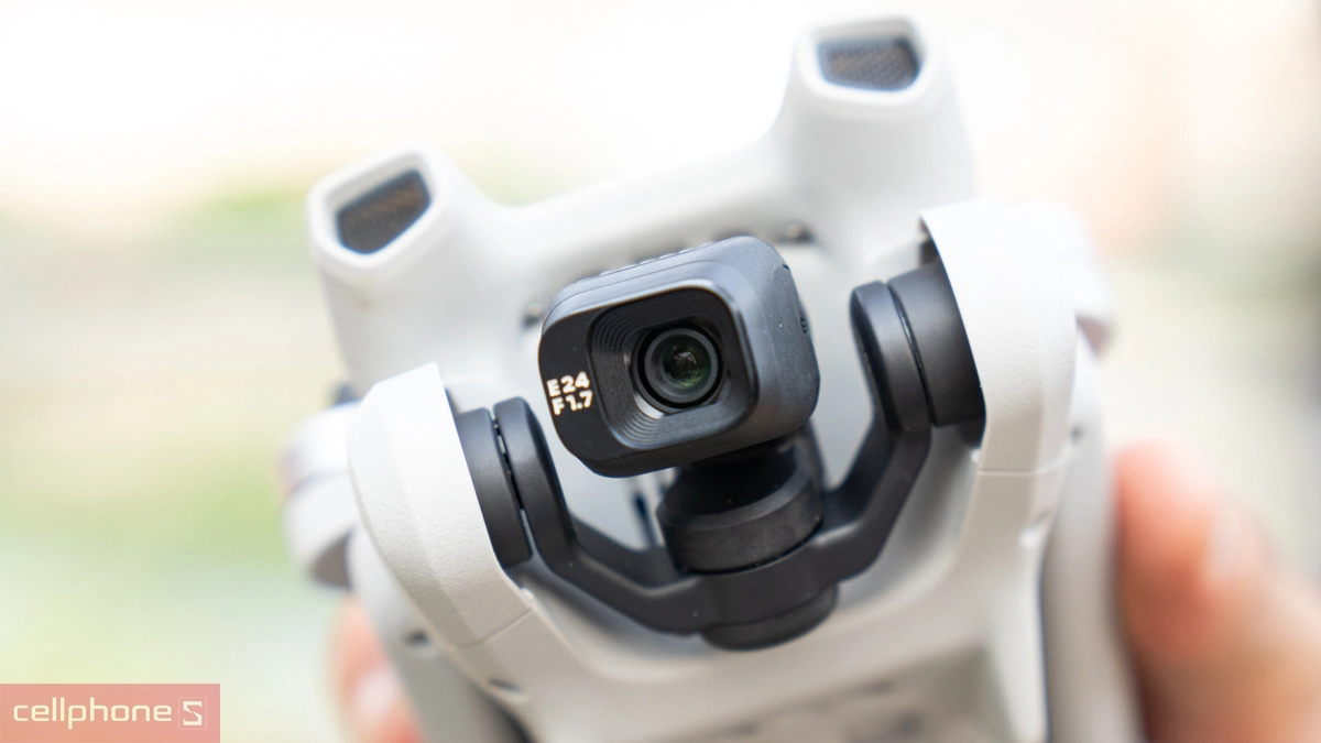Camera Hasselblad kết hợp gimbal cơ khí ba trục ổn định