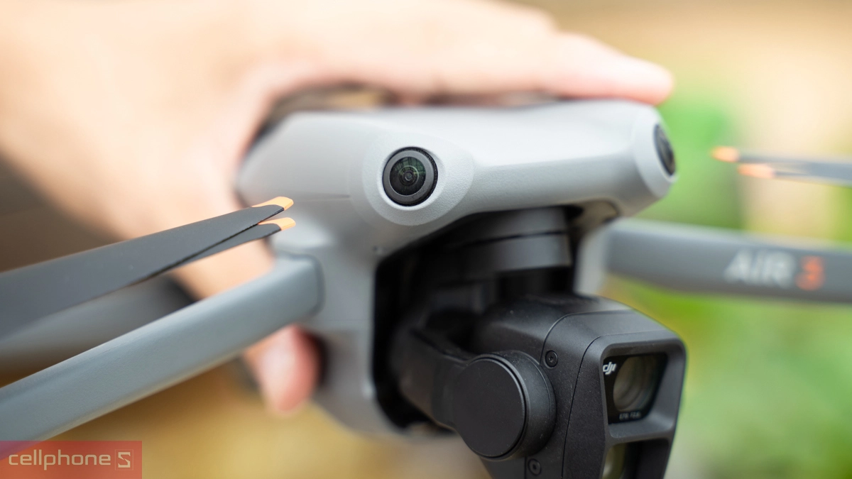 Camera kép cho chất lượng hình ảnh sắc nét, giá hợp lý