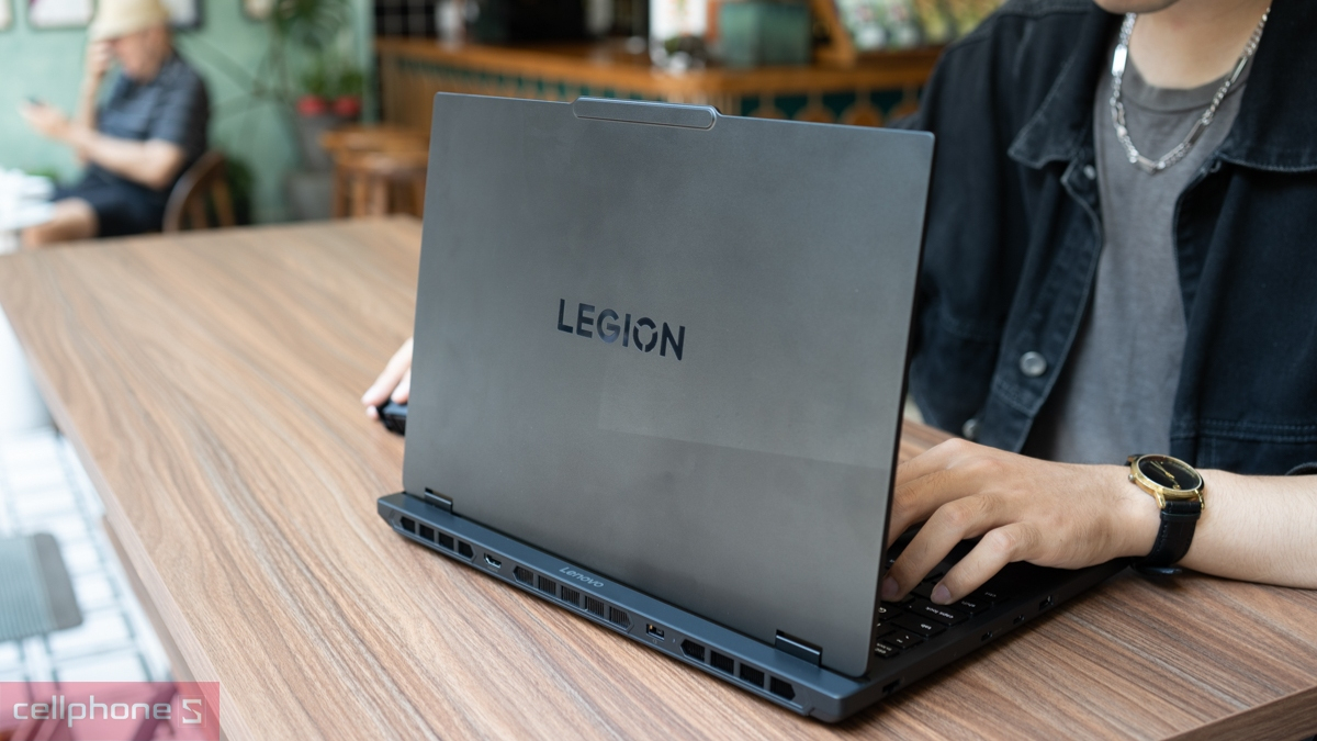 Lenovo Legion cũ có thiết kế linh kiện tiện lợi