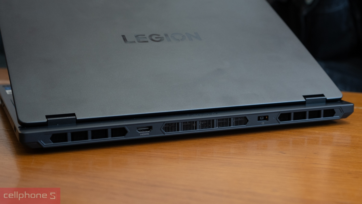 Lenovo Legion cũ có khe tản nhiệt giúp luân chuyển không khí