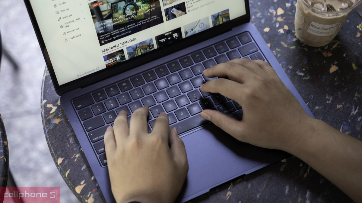 MacBook Air M2 cũ đã kích hoạt, ngoại hình gần như máy mới
