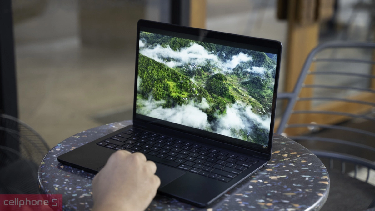 MacBook Air M2 cũ giá tiết kiệm, trải nghiệm sử dụng vẫn mượt mà 