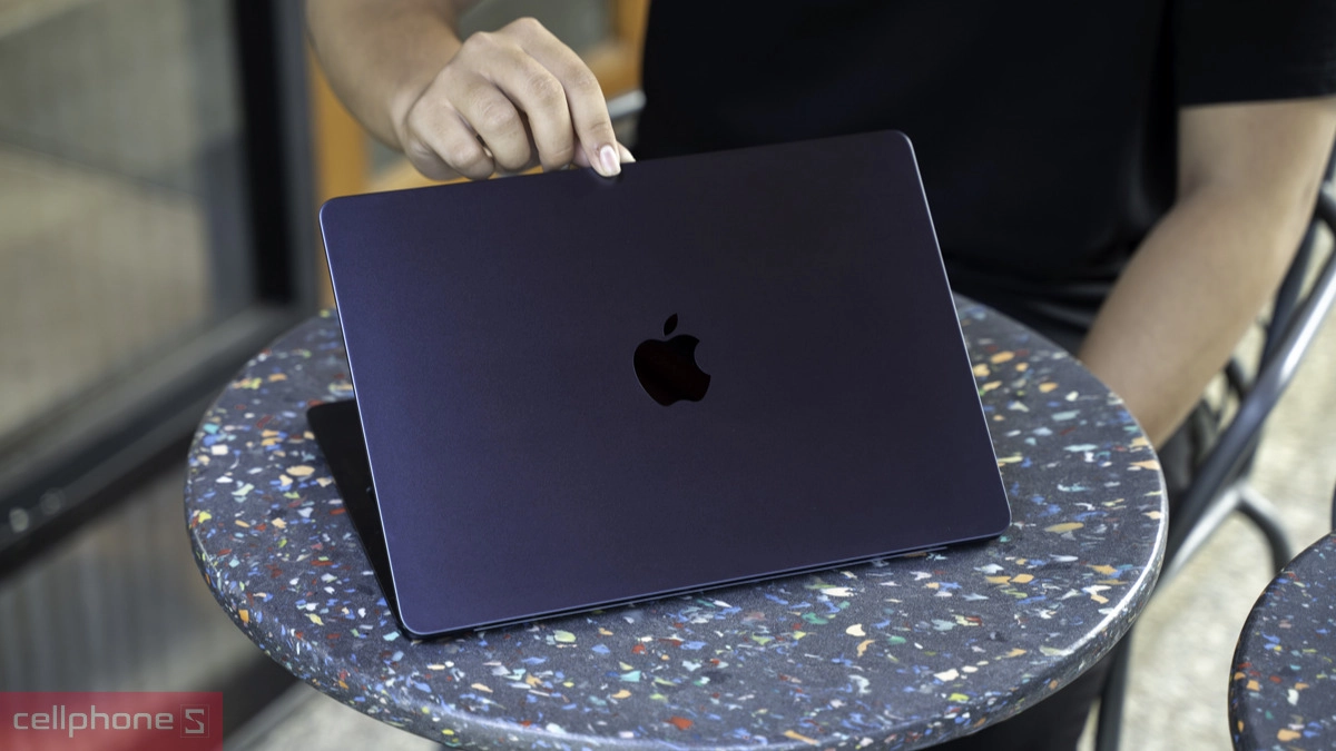 MacBook Air M2 cũ thiết kế mỏng nhẹ, hiện đại và sang trọng