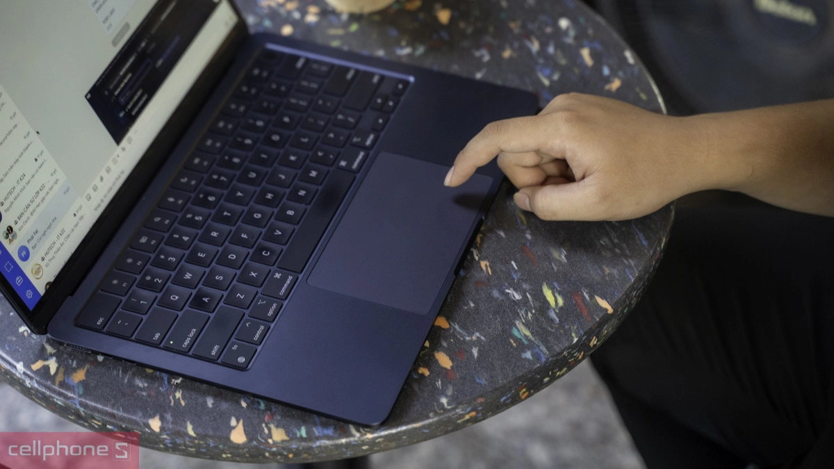 MacBook Air M2 cũ trackpad nhạy, bàn phím êm ái, thao tác mượt