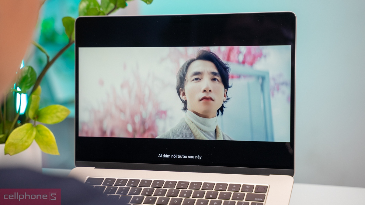 MacBook Air M3 cũ trầy xước vẫn xử lý tốt nhiều tác vụ 