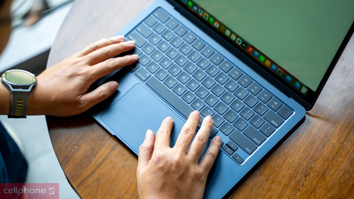 MacBook Air M3 cũ hỗ trợ Force Click cùng thao tác Multi-Touch 