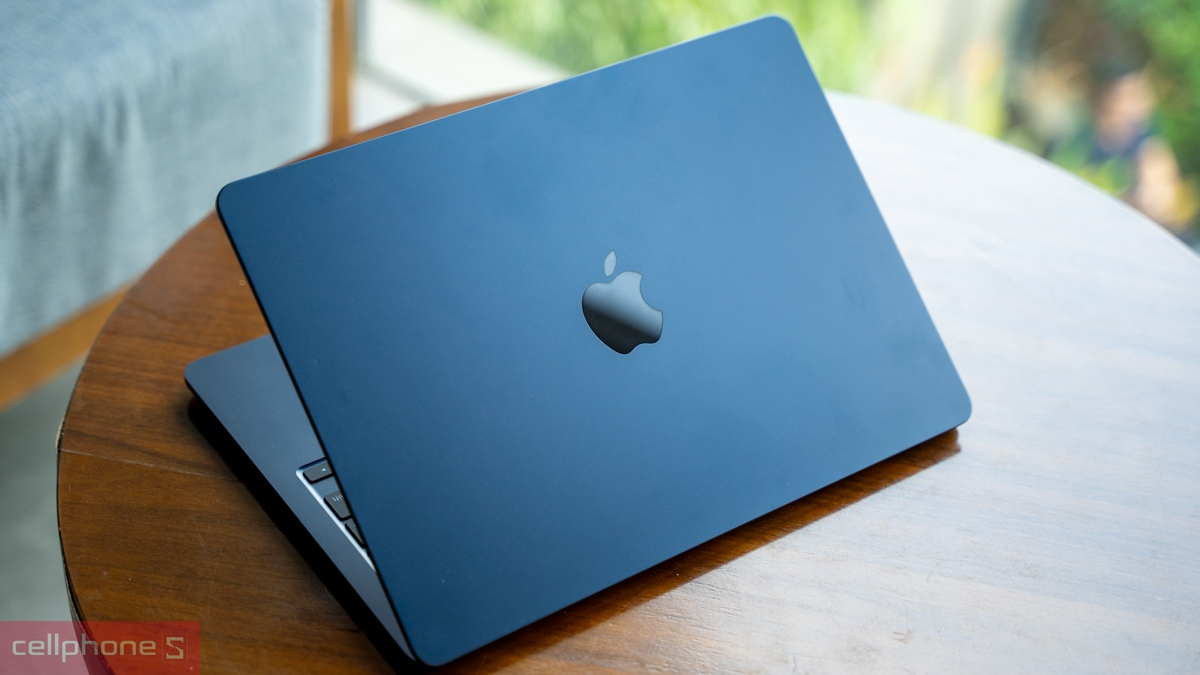 MacBook Air M3 cũ đẹp giữ diện mạo gần như máy mới 