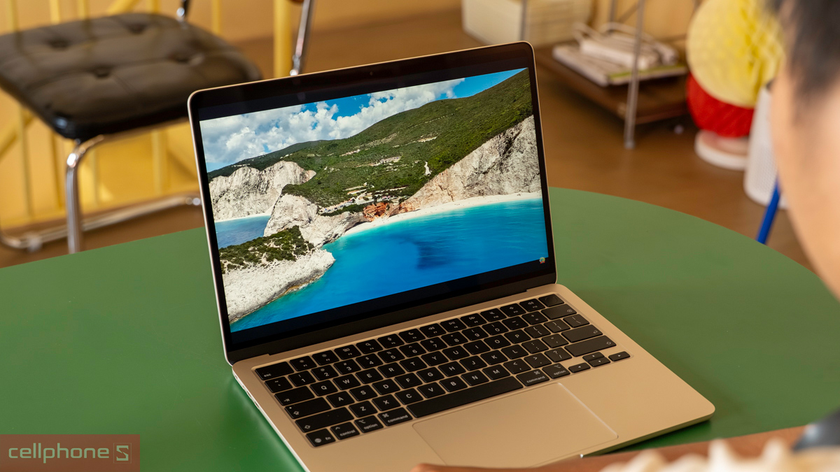 MacBook Air M5 cũ duy trì thời lượng pin tốt cho cả ngày