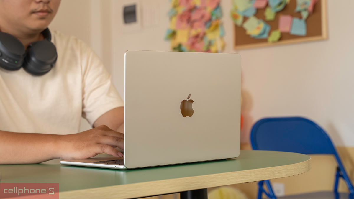 MacBook Air M5 cũ đẹp với ngoại hình gần như nguyên vẹn