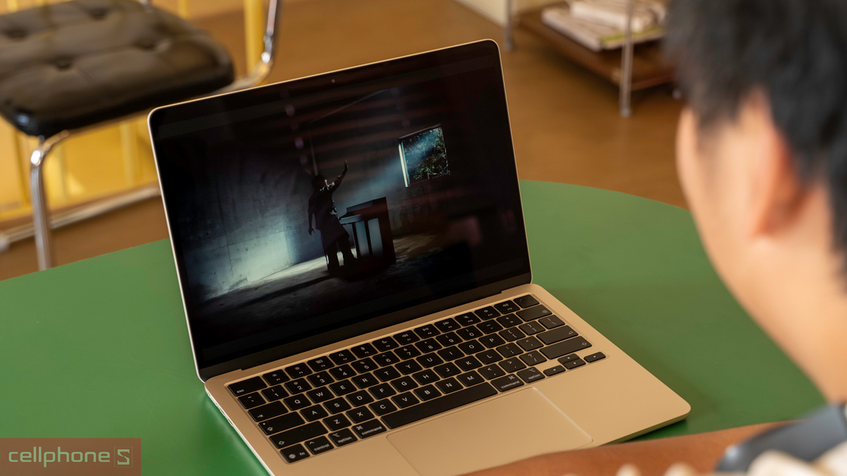 MacBook Air M5 cũ trầy xước nhẹ nhưng vẫn vận hành ổn định