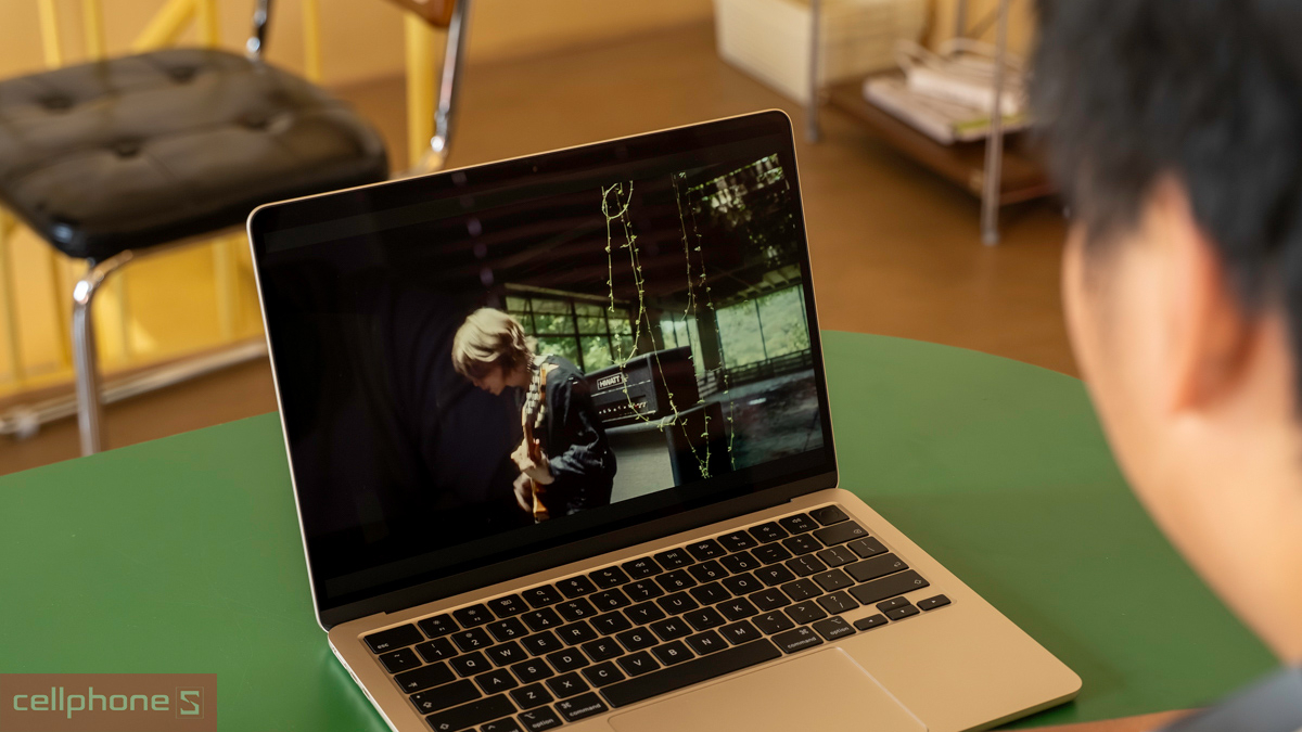 MacBook Air M5 cũ có dấu sử dụng nhẹ, linh kiện vẫn nguyên vẹn