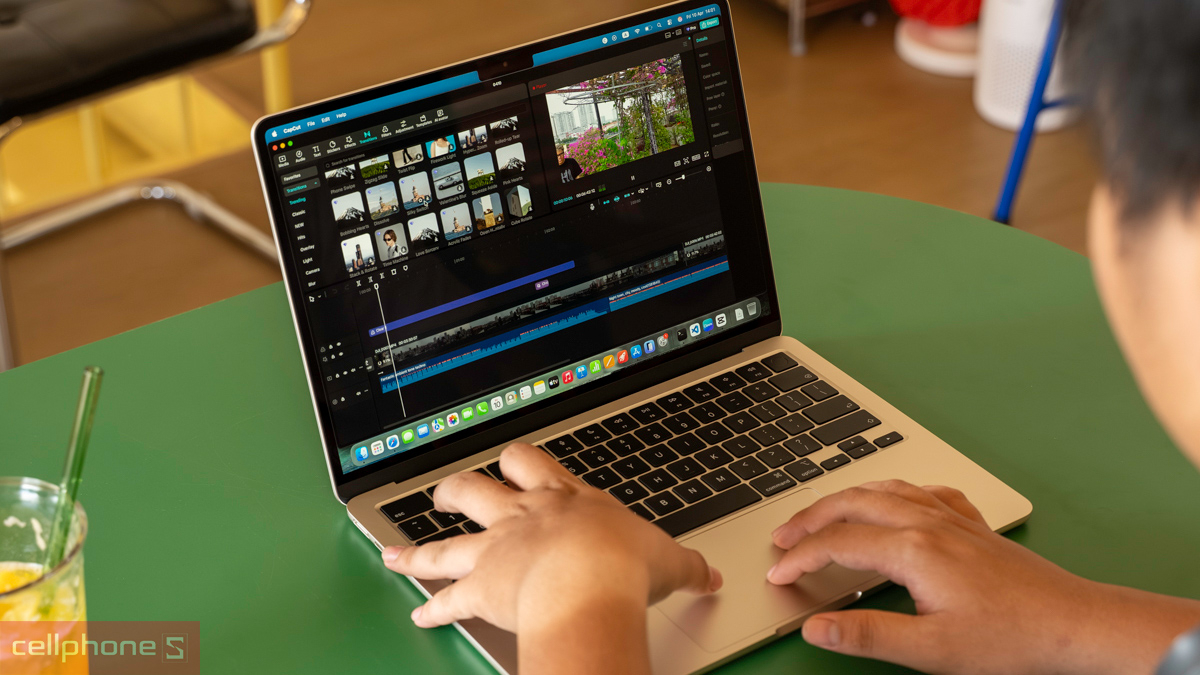 MacBook Air M5 cũ được kiểm tra nguồn gốc trước khi bán