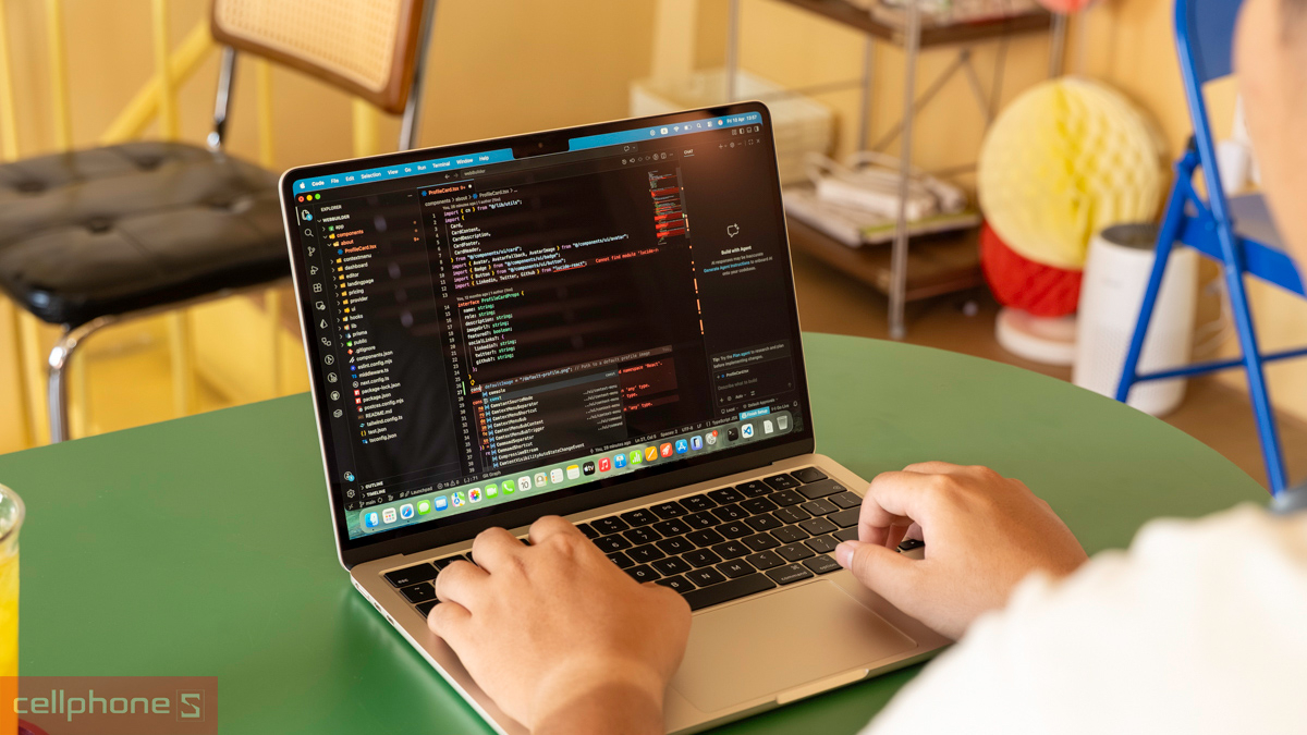 MacBook Air M5 cũ đáp ứng tốt nhu cầu học tập và công việc