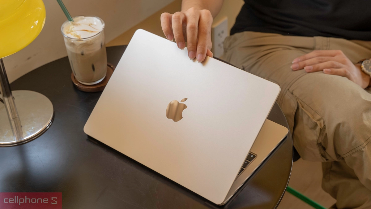MacBook Air M5 cũ có mức giá tiết kiệm hơn máy mới