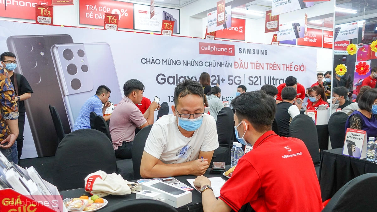 Mạng lưới cửa hàng lớn giúp mua sắm và bảo hành dễ dàng