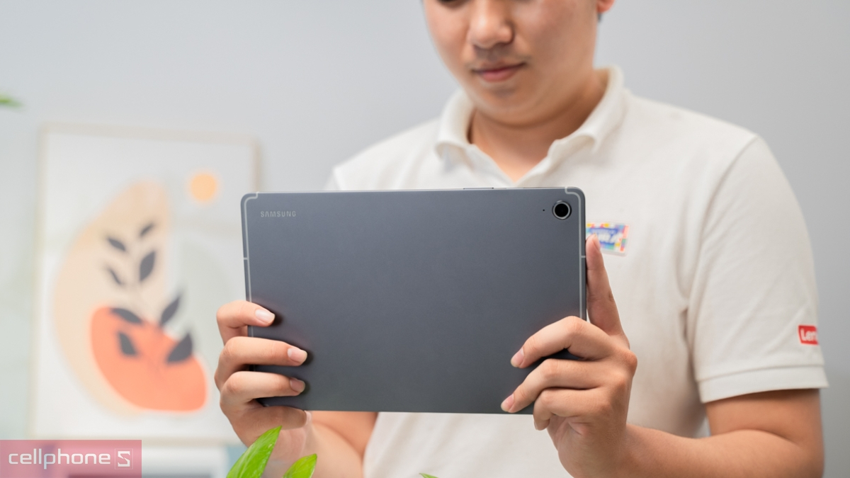 Samsung Tab S10 FE cũ với màn hình LCD 10,9 inch