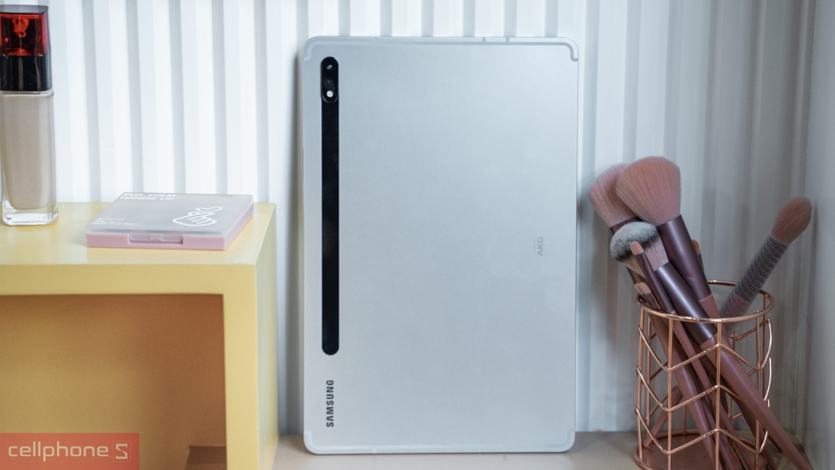 Samsung Galaxy Tab S8 cũ đẹp với thiết kế gọn nhẹ linh hoạt