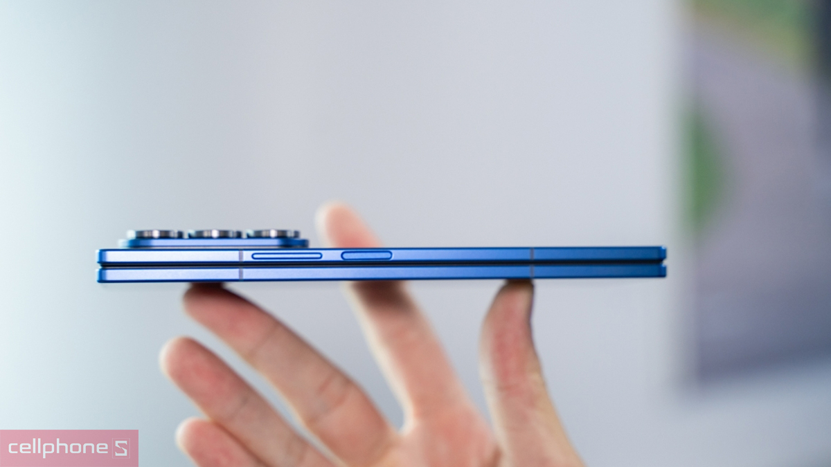 Samsung Galaxy Z Fold 7 cũ với màn hình lớn hỗ trợ đa nhiệm