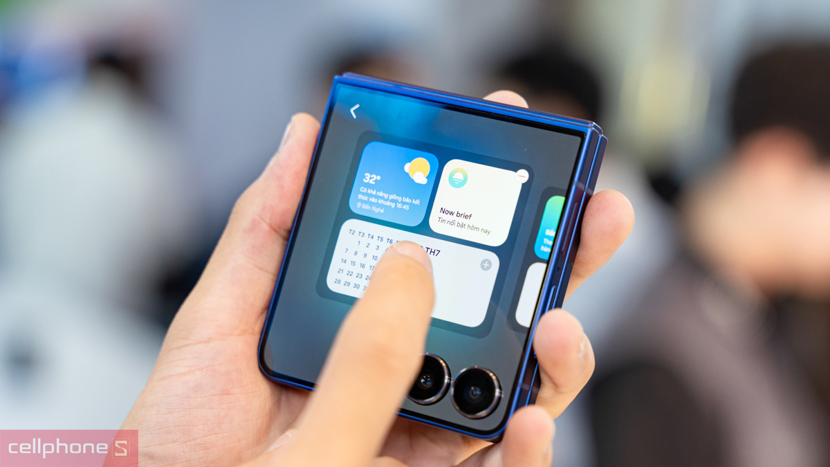 Samsung Galaxy Z Flip 7 cũ với thiết kế gập nhỏ gọn, thời trang