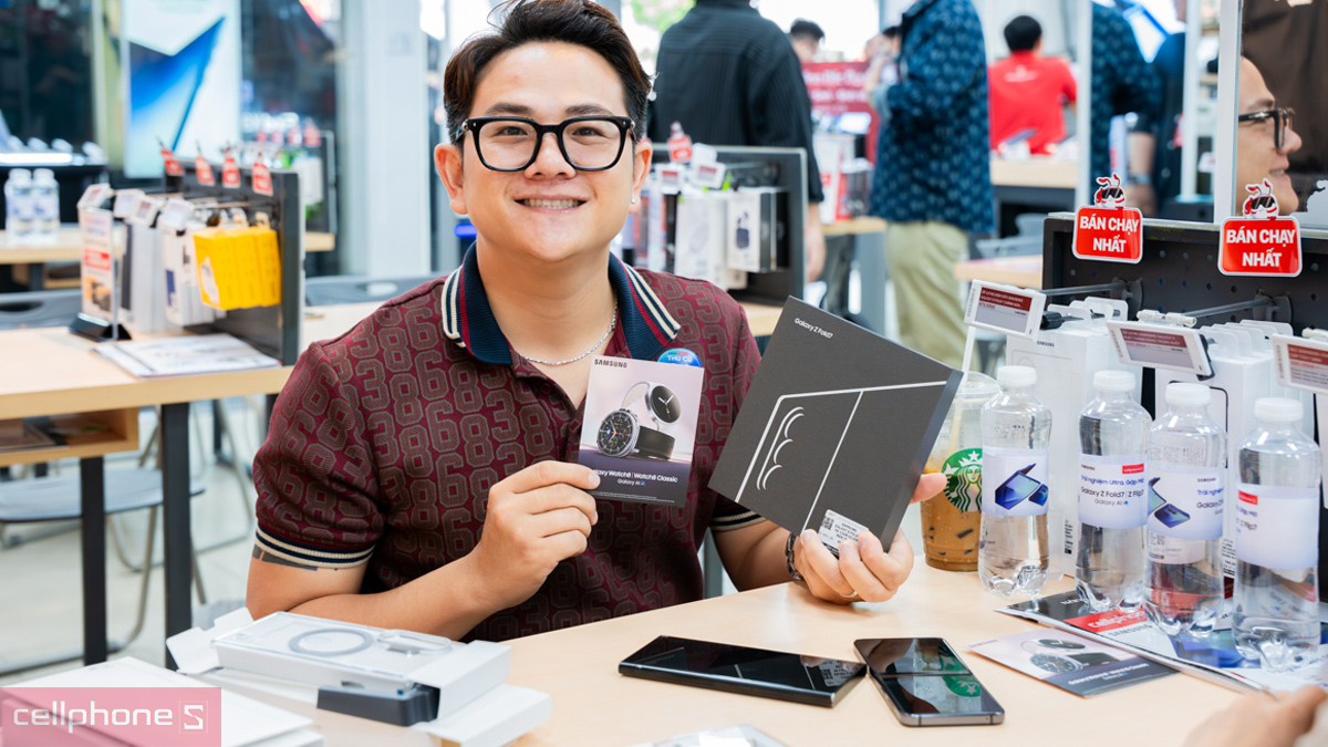 Kiểm tra và lựa chọn điện thoại Samsung gập cũ tại cửa hàng uy tín