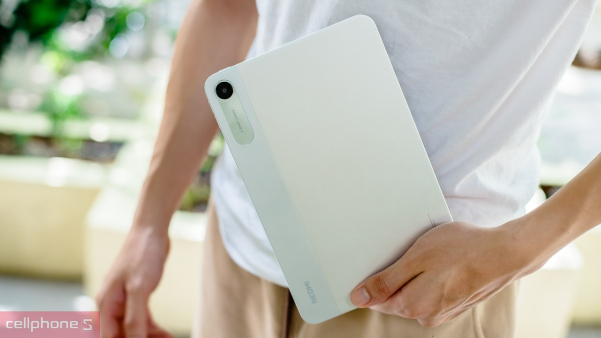 Kiểm tra ngoại hình Redmi Pad 2 cũ qua mặt lưng, khung viền và kính camera