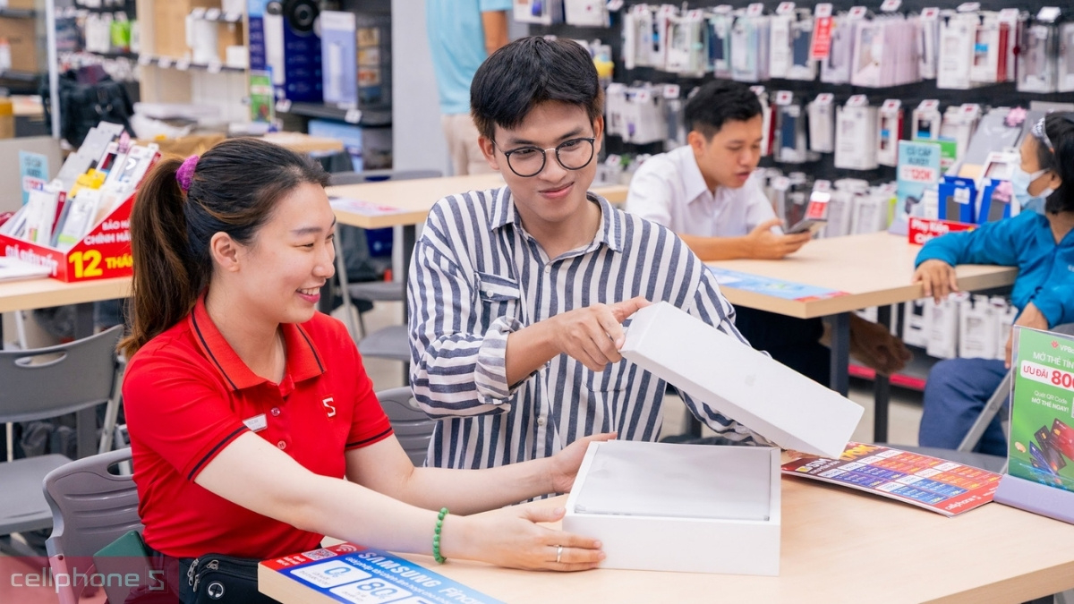 Nhân viên CellphoneS tư vấn lựa chọn Xiaomi Redmi Pad cũ phù hợp nhu cầu và ngân sách