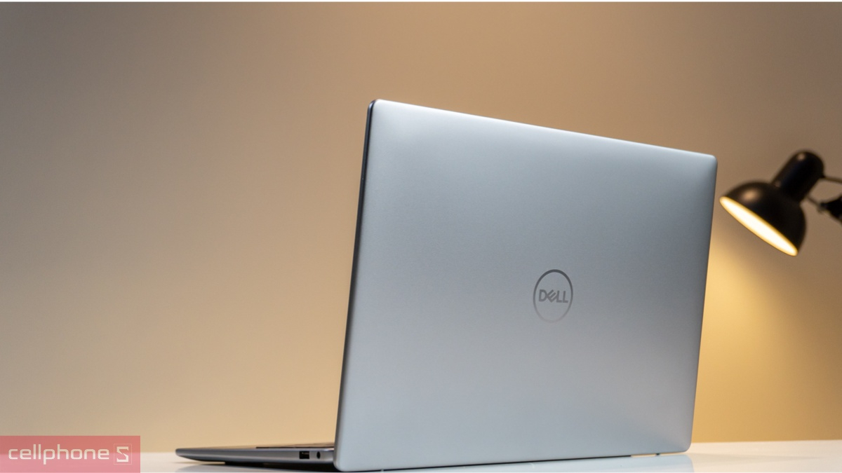 Dell Inspiron cũ đã kích hoạt có vẻ ngoài gần như mới