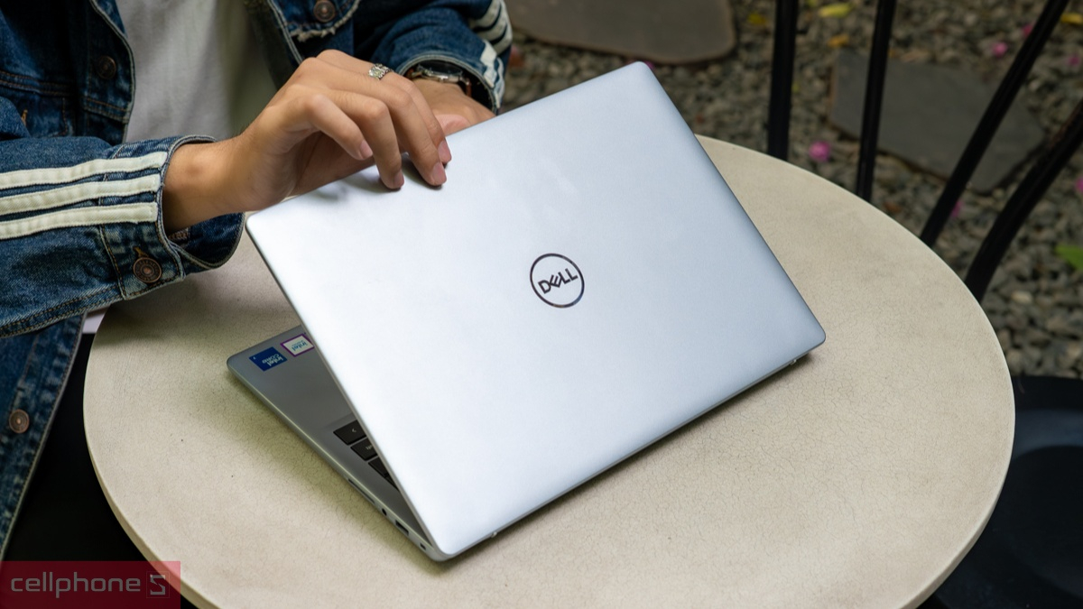 Kiểm tra ngoại hình Dell Inspiron cũ trước khi chọn mua