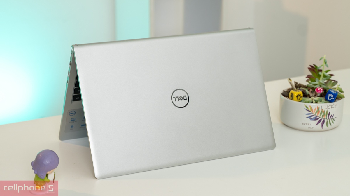Dell Inspiron cũ đẹp có ngoại hình gần như máy mới