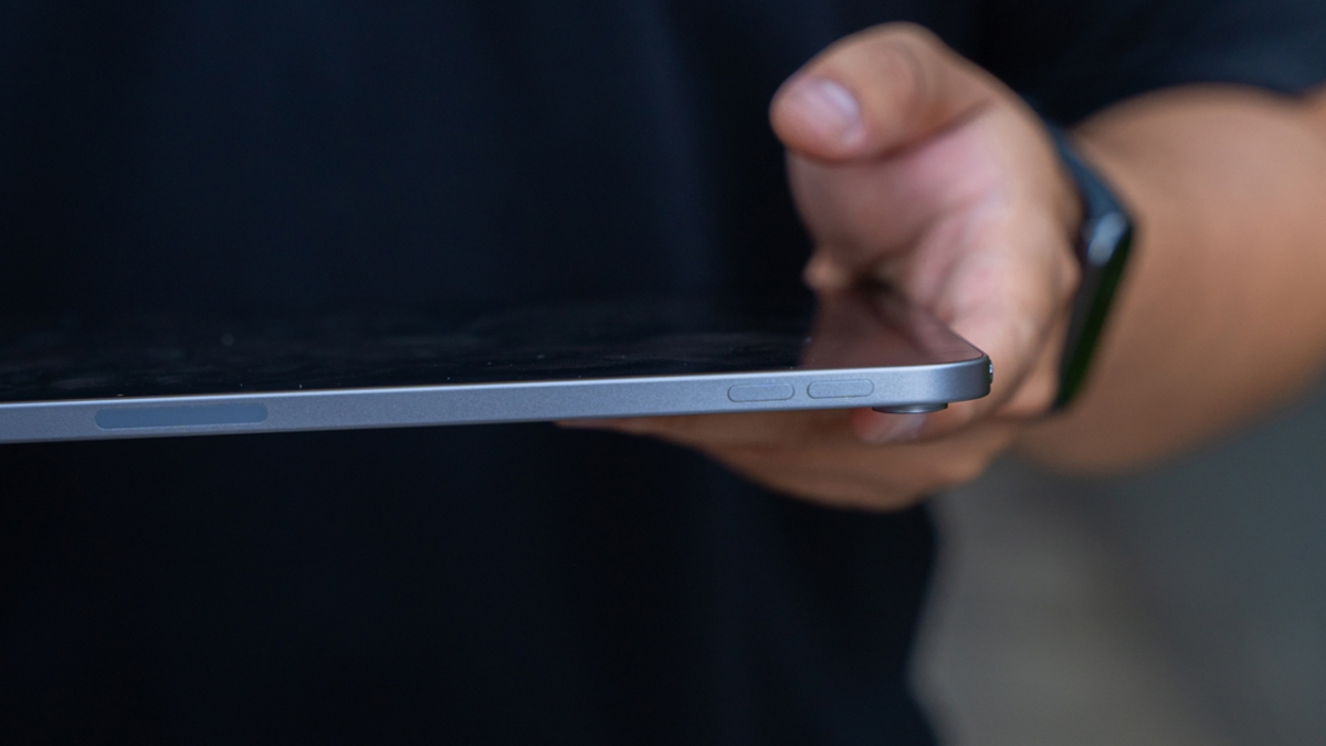 Kiểm tra khung vỏ và độ cong vênh của iPad Air M3 cũ