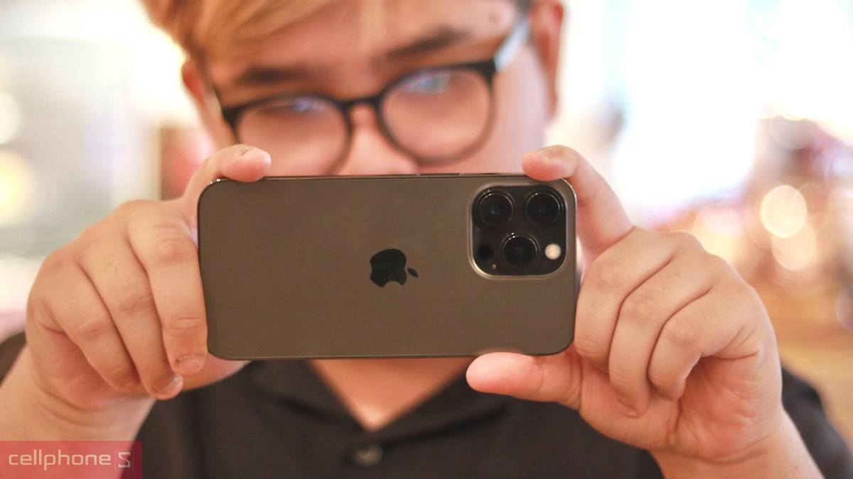 Ghi hình mượt mà, chụp ảnh sắc nét với iPhone 13 Pro 256GB cũ trầy xước