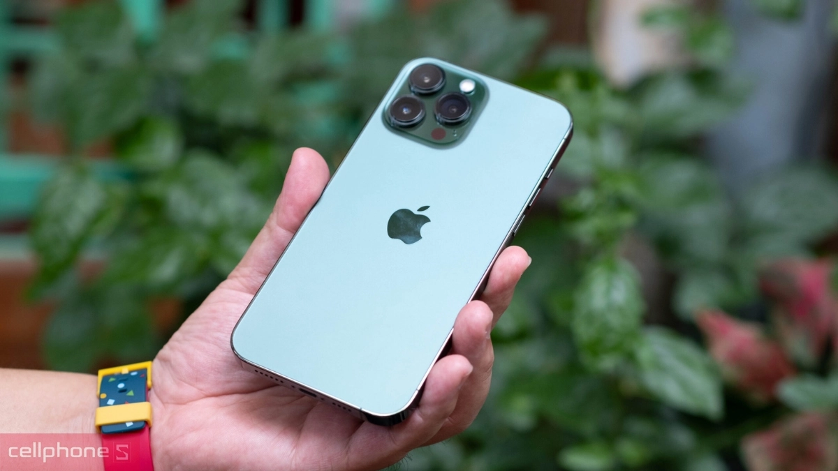 iPhone 13 Pro Max 256GB cũ xước cấn chụp ảnh ấn tượng